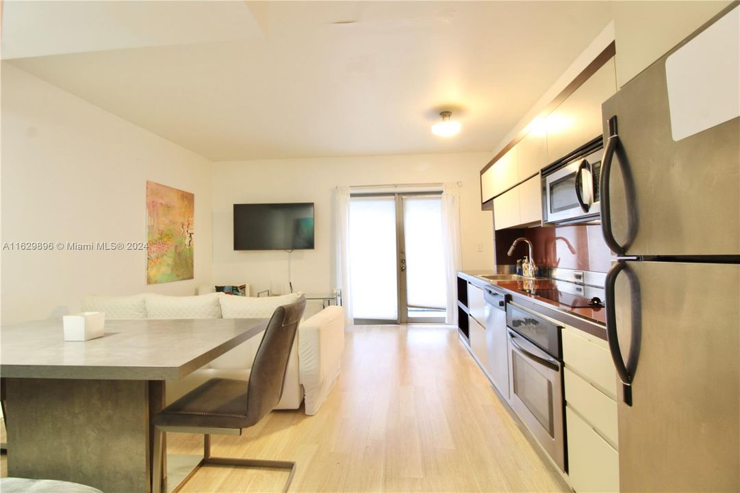 For Sale: $390,000 (1 beds, 1 baths, 651 Square Feet)