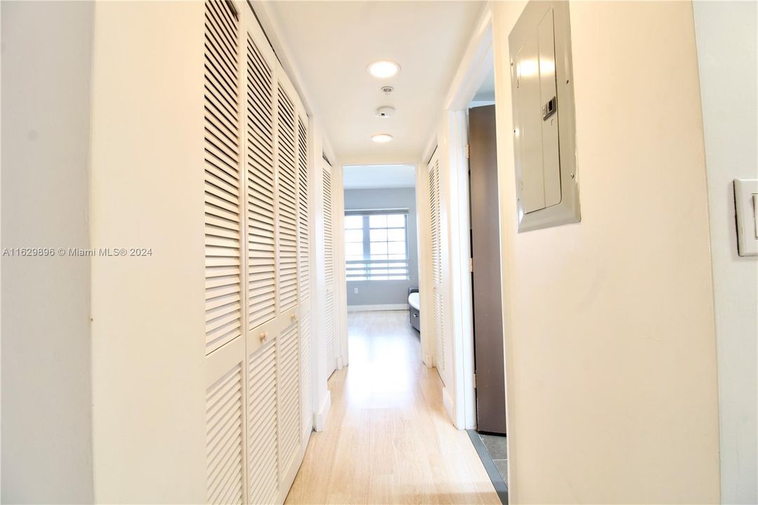 For Sale: $390,000 (1 beds, 1 baths, 651 Square Feet)