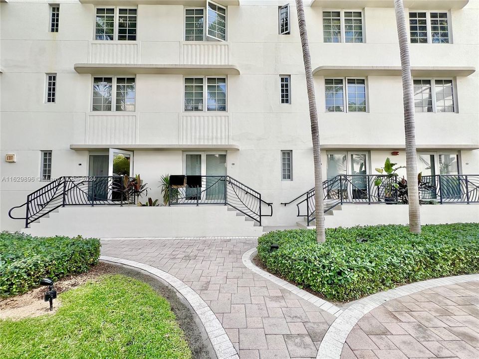 For Sale: $390,000 (1 beds, 1 baths, 651 Square Feet)