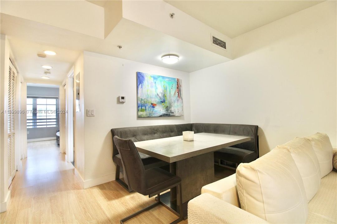 For Sale: $390,000 (1 beds, 1 baths, 651 Square Feet)