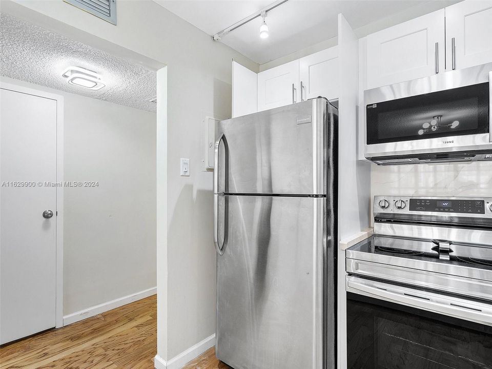 Active With Contract: $265,900 (1 beds, 1 baths, 915 Square Feet)