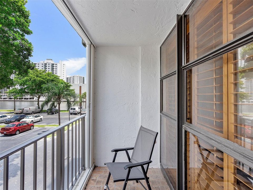 Active With Contract: $265,900 (1 beds, 1 baths, 915 Square Feet)