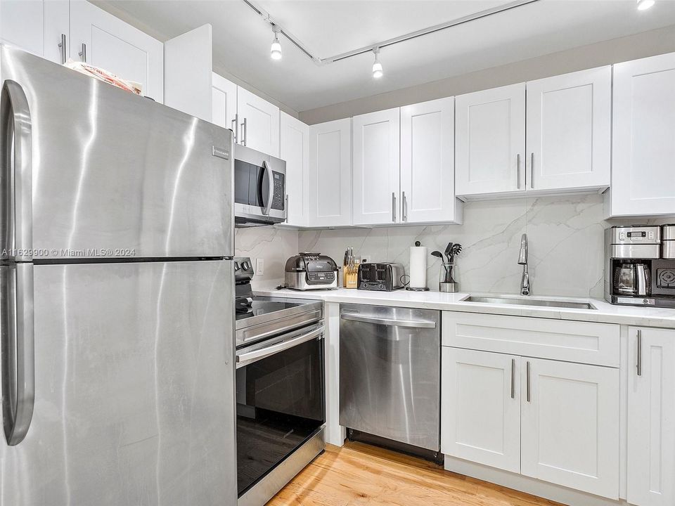 Active With Contract: $265,900 (1 beds, 1 baths, 915 Square Feet)