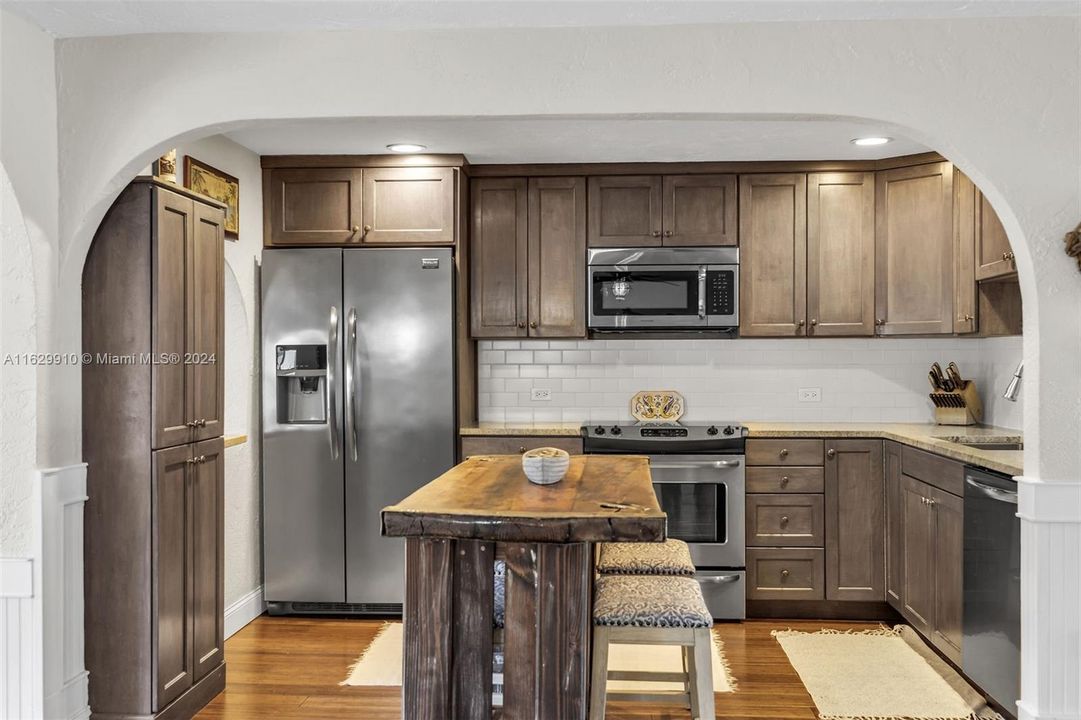 For Sale: $849,000 (1 beds, 2 baths, 1020 Square Feet)