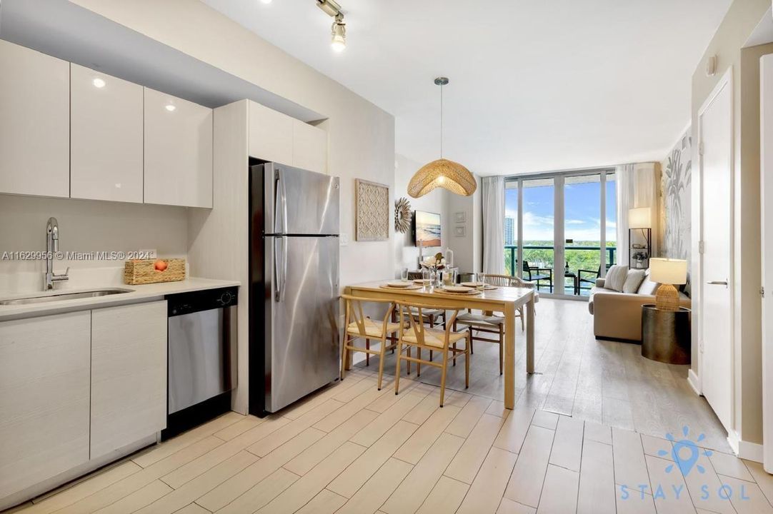 For Sale: $559,000 (2 beds, 2 baths, 1037 Square Feet)