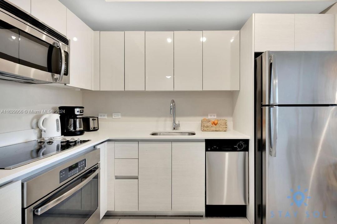 For Sale: $559,000 (2 beds, 2 baths, 1037 Square Feet)