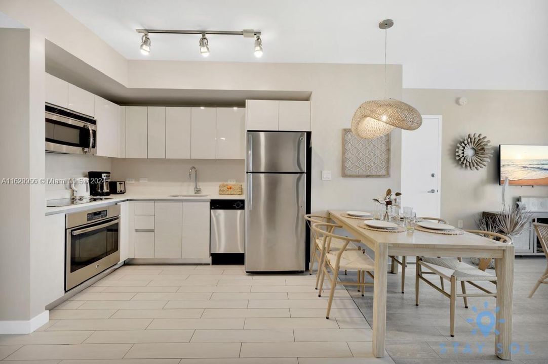 For Sale: $559,000 (2 beds, 2 baths, 1037 Square Feet)