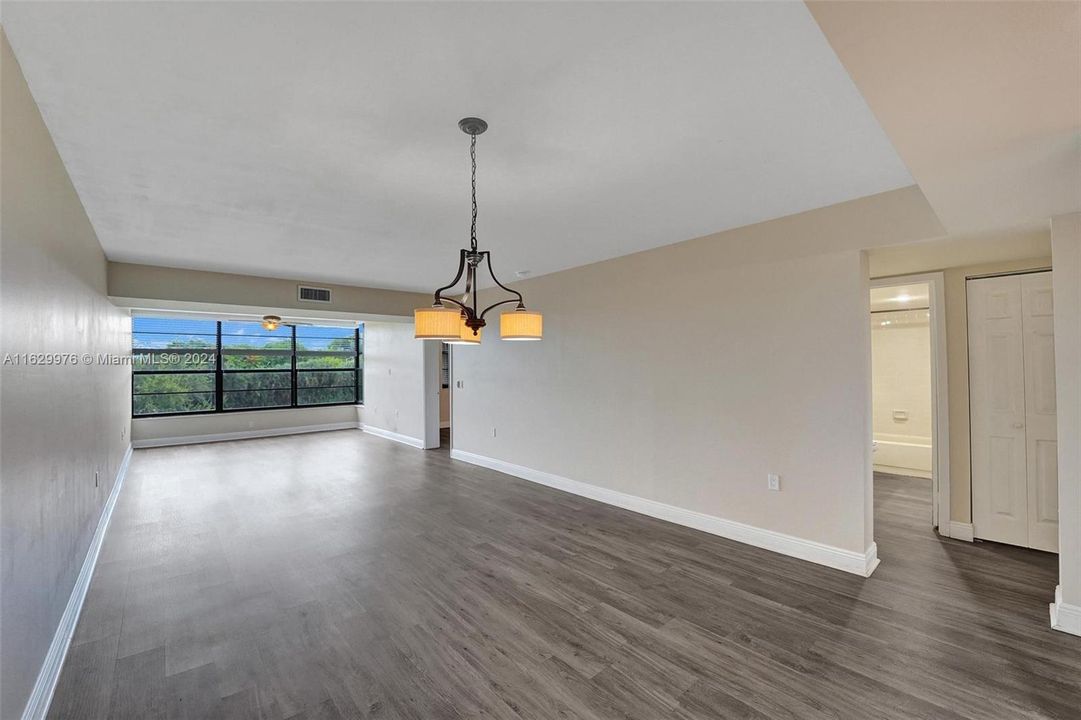 For Sale: $319,000 (2 beds, 2 baths, 1385 Square Feet)