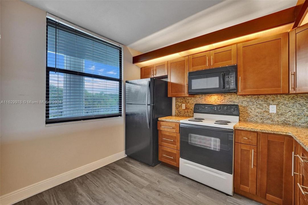 For Sale: $319,000 (2 beds, 2 baths, 1385 Square Feet)