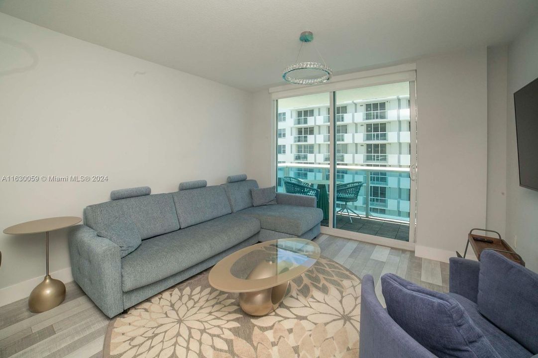 For Sale: $735,000 (1 beds, 1 baths, 727 Square Feet)