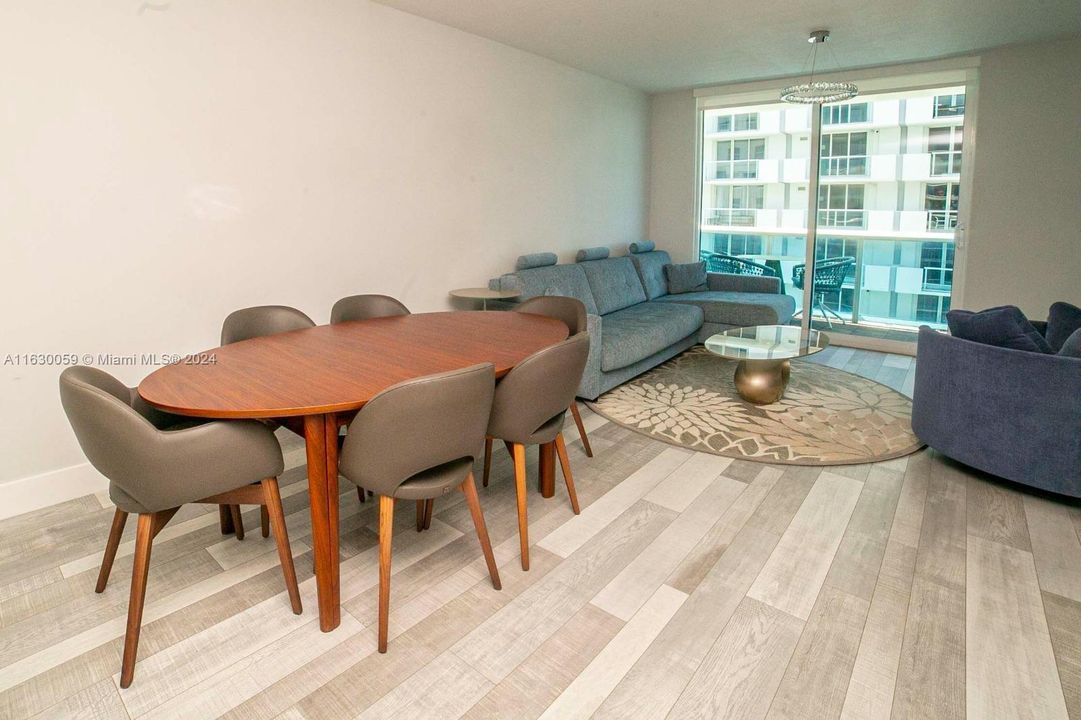 For Sale: $735,000 (1 beds, 1 baths, 727 Square Feet)