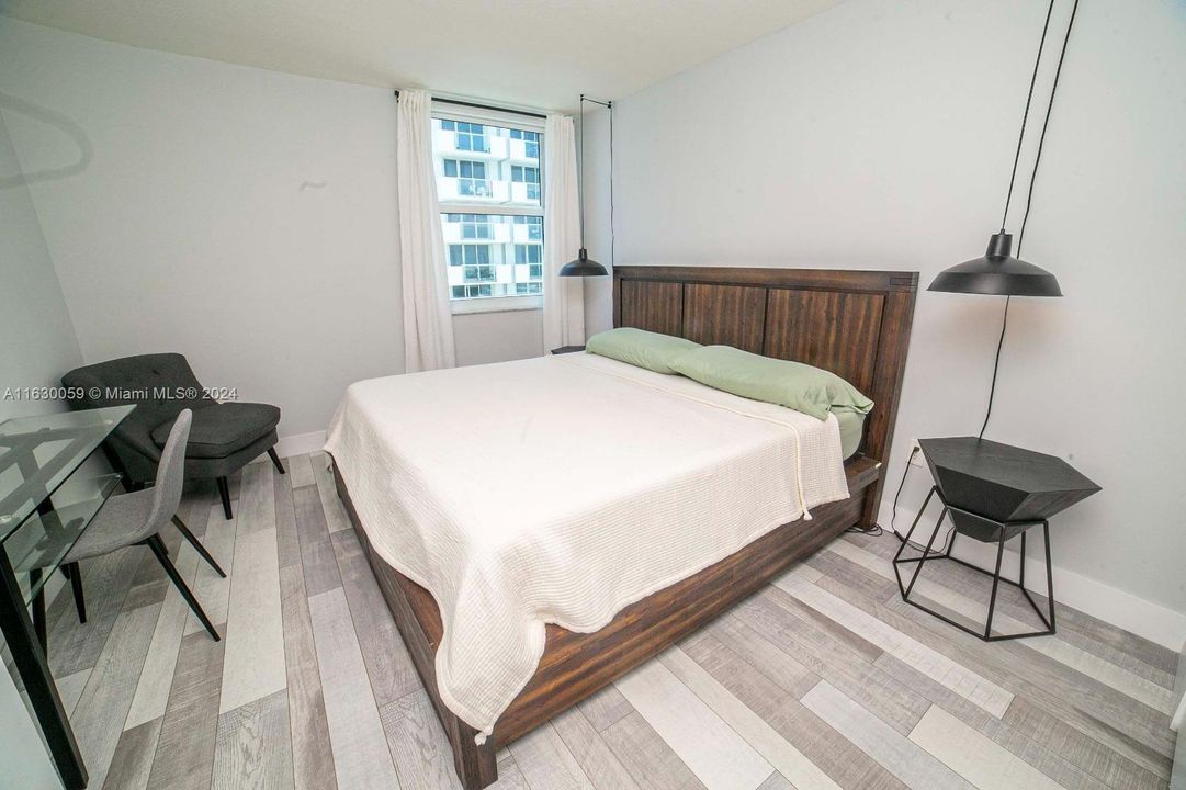 For Sale: $735,000 (1 beds, 1 baths, 727 Square Feet)