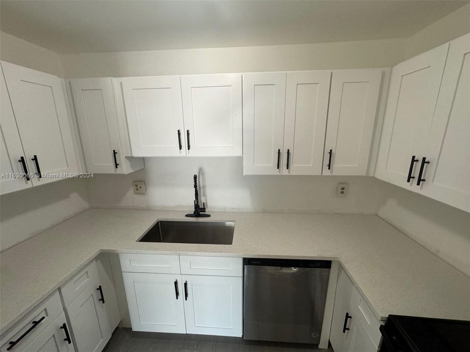 For Sale: $169,500 (2 beds, 2 baths, 950 Square Feet)