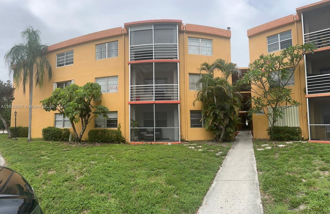 Active With Contract: $1,850 (2 beds, 2 baths, 1040 Square Feet)