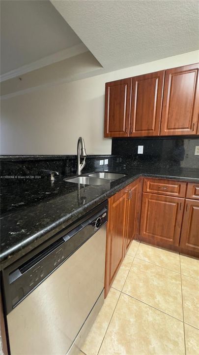 最近租的: $2,850 (3 贝兹, 2 浴室, 1390 平方英尺)