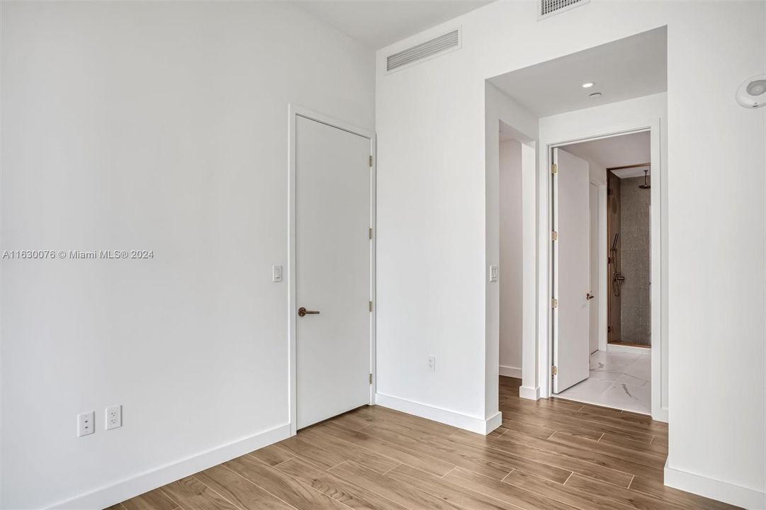 For Sale: $1,275,000 (1 beds, 1 baths, 670 Square Feet)