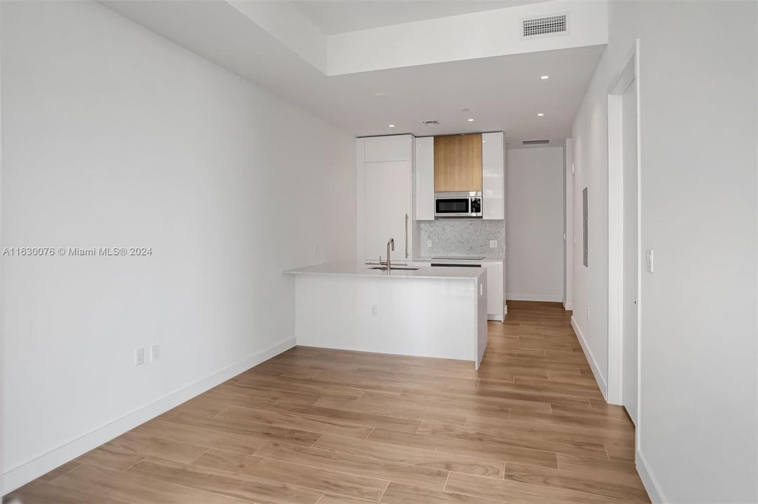 For Sale: $1,275,000 (1 beds, 1 baths, 670 Square Feet)