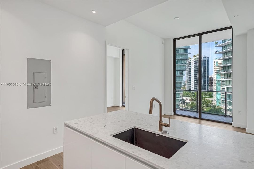 For Sale: $1,275,000 (1 beds, 1 baths, 670 Square Feet)