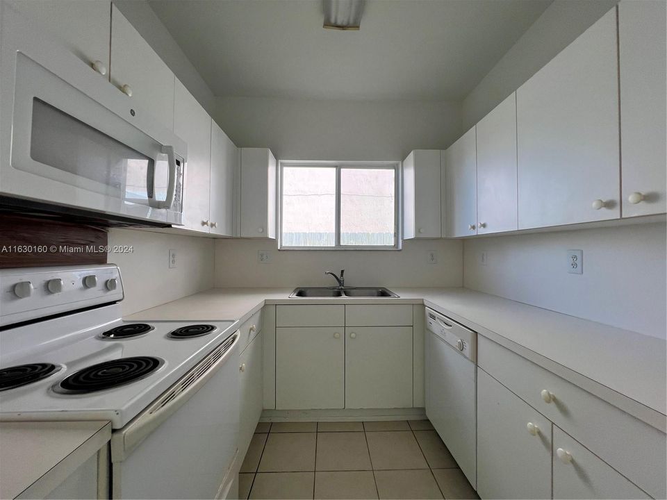 For Rent: $2,800 (3 beds, 2 baths, 1386 Square Feet)