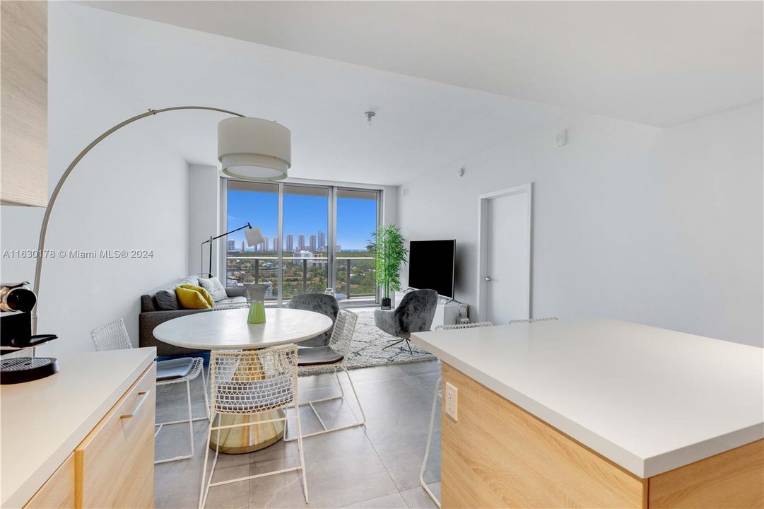 For Sale: $689,000 (2 beds, 2 baths, 1107 Square Feet)