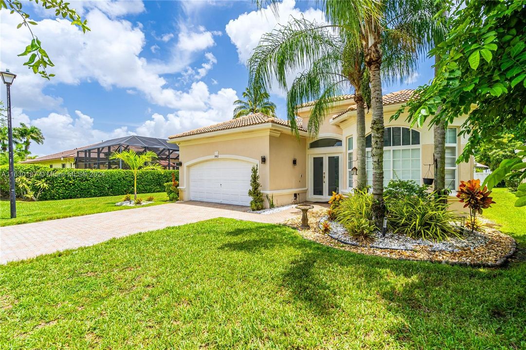 For Sale: $769,000 (3 beds, 2 baths, 1900 Square Feet)