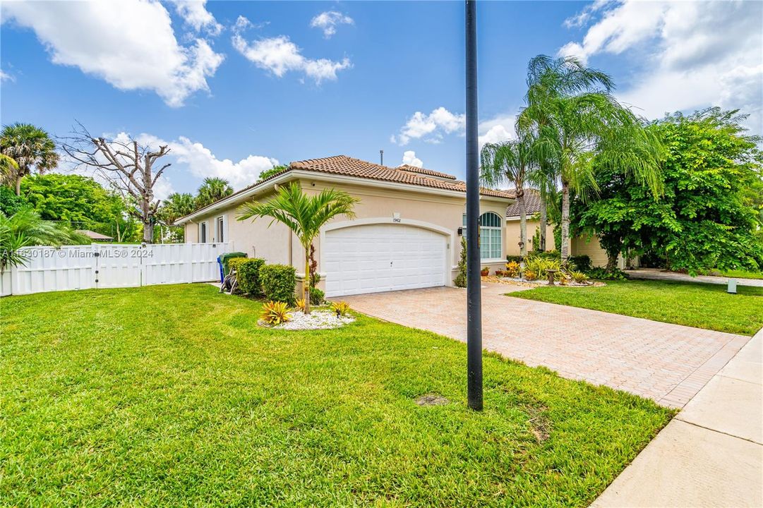 For Sale: $769,000 (3 beds, 2 baths, 1900 Square Feet)