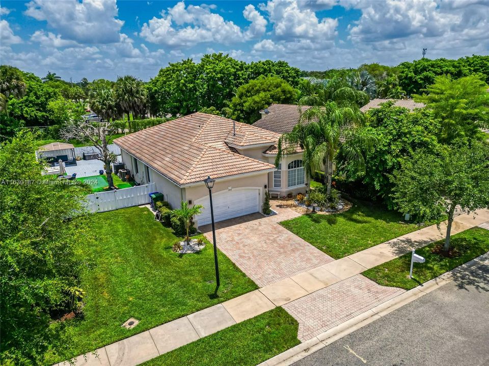 For Sale: $769,000 (3 beds, 2 baths, 1900 Square Feet)