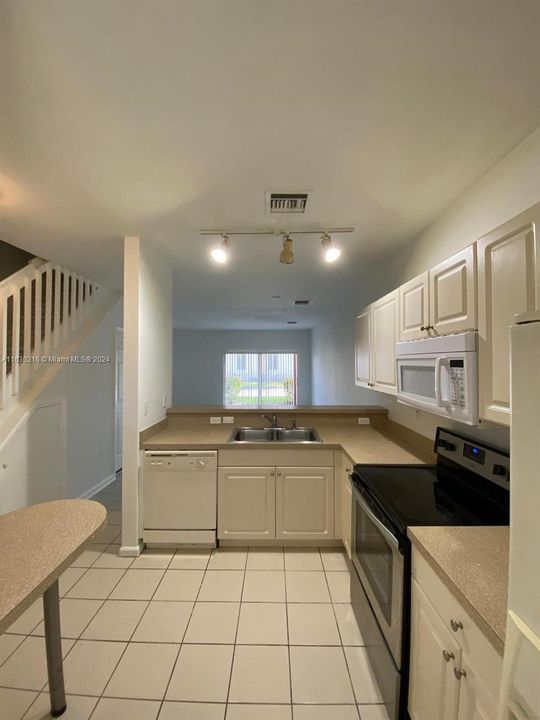 Active With Contract: $289,500 (2 beds, 2 baths, 1140 Square Feet)