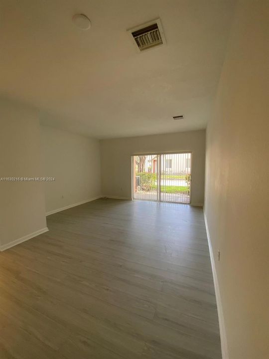 Active With Contract: $289,500 (2 beds, 2 baths, 1140 Square Feet)