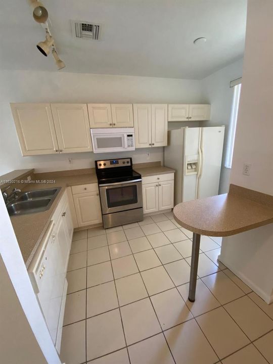 Active With Contract: $289,500 (2 beds, 2 baths, 1140 Square Feet)