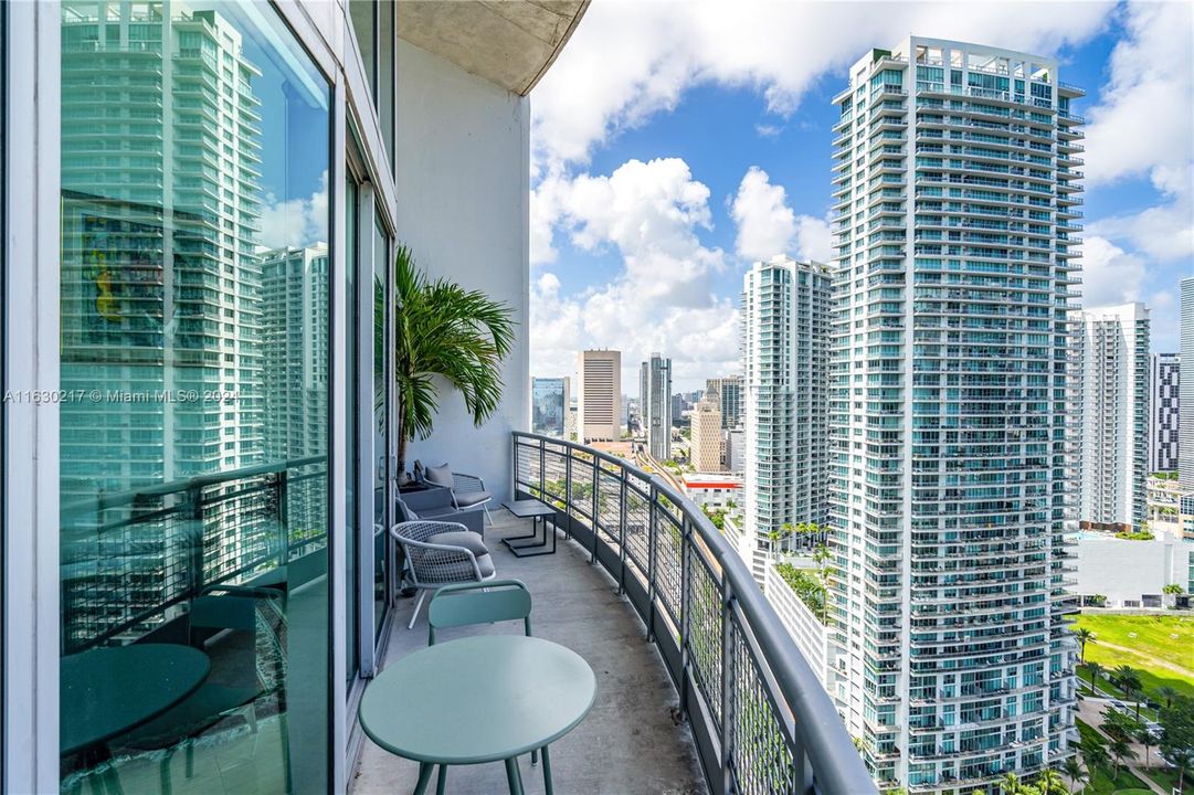 For Sale: $674,900 (2 beds, 2 baths, 1337 Square Feet)