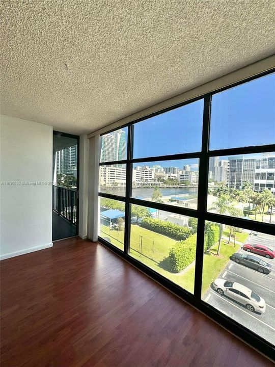 En Venta: $275,000 (1 camas, 1 baños, 915 Pies cuadrados)