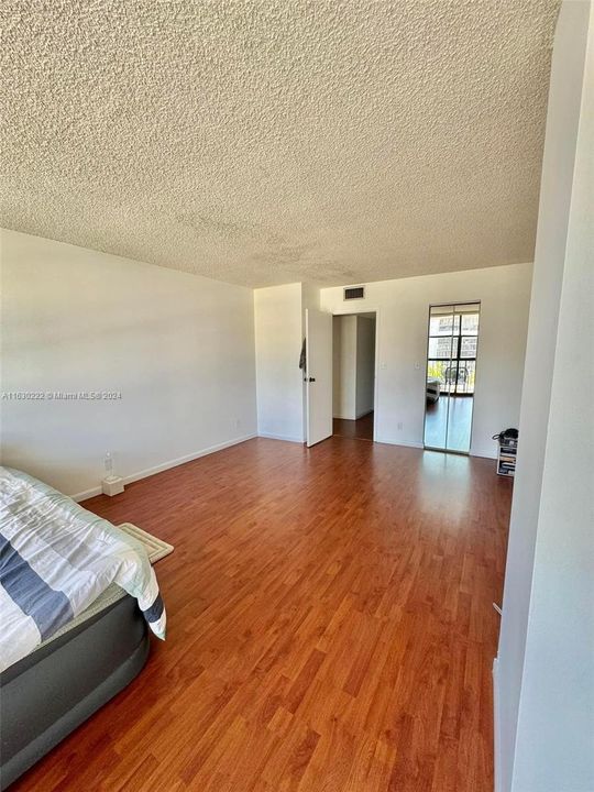 For Sale: $275,000 (1 beds, 1 baths, 915 Square Feet)