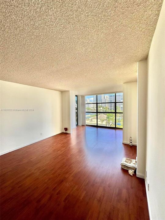 For Sale: $275,000 (1 beds, 1 baths, 915 Square Feet)