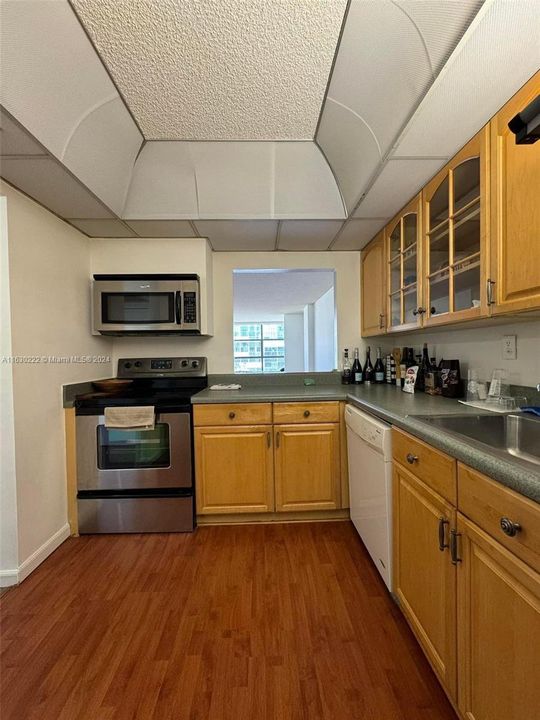 For Sale: $275,000 (1 beds, 1 baths, 915 Square Feet)