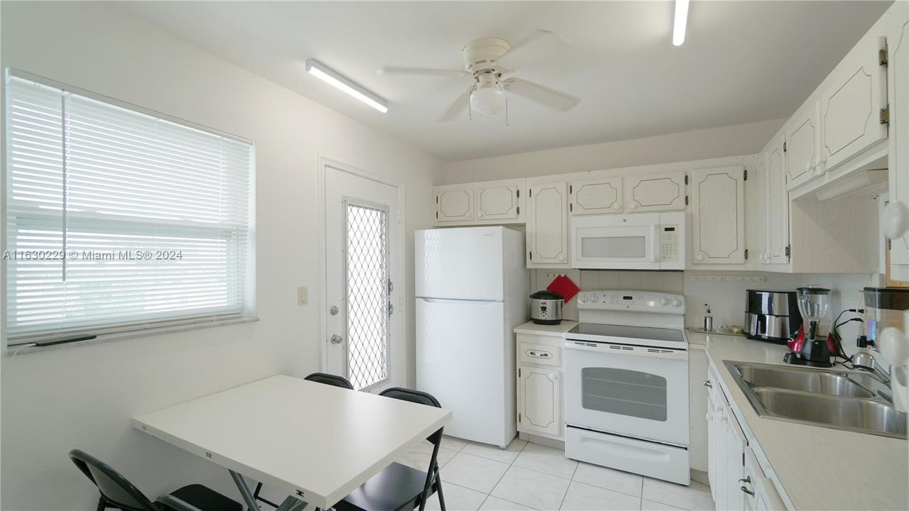 For Sale: $280,000 (2 beds, 2 baths, 1092 Square Feet)