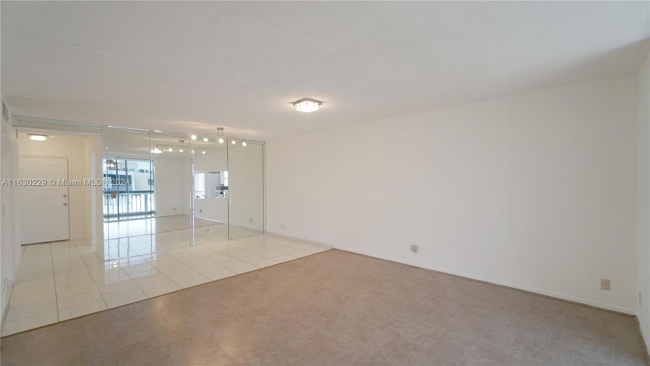 For Sale: $280,000 (2 beds, 2 baths, 1092 Square Feet)