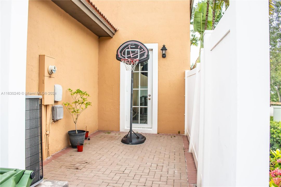 For Sale: $595,000 (3 beds, 2 baths, 2320 Square Feet)