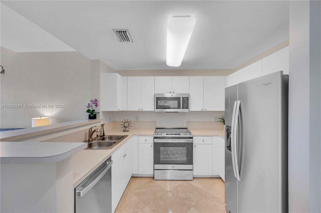 Active With Contract: $520,000 (1 beds, 1 baths, 798 Square Feet)