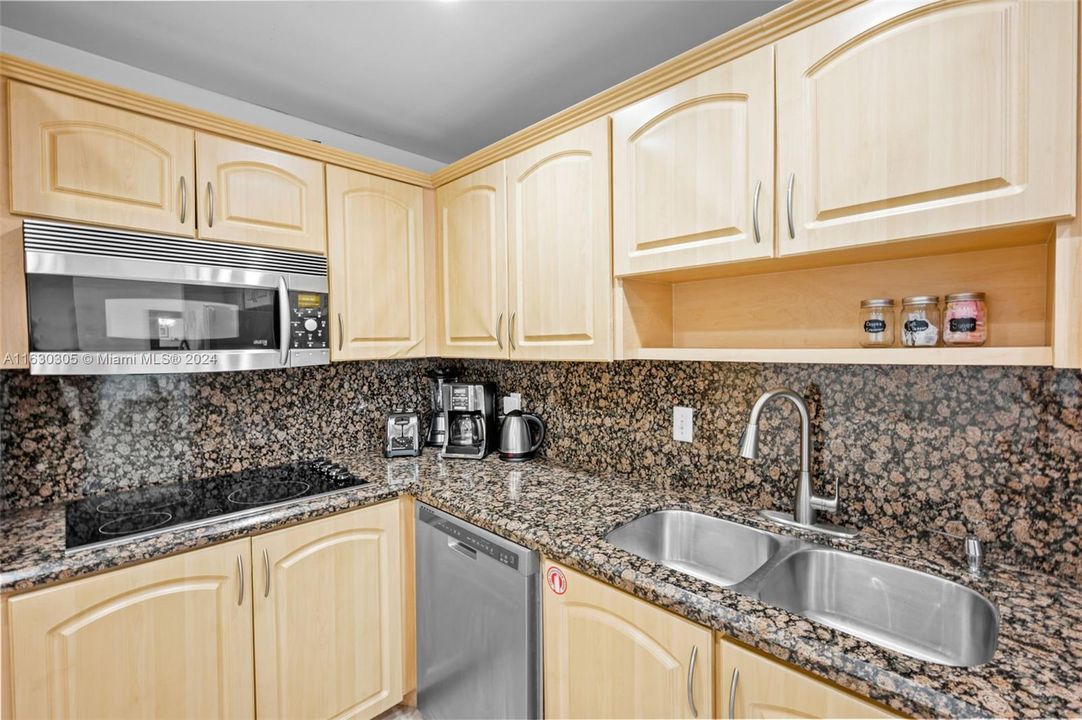 For Sale: $440,000 (1 beds, 1 baths, 812 Square Feet)