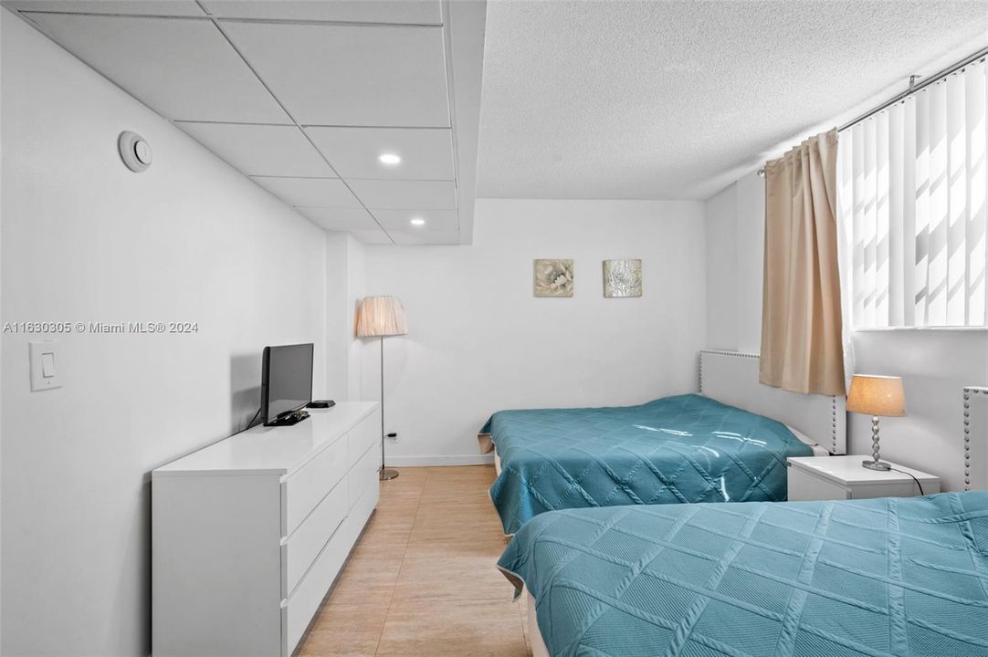 For Sale: $440,000 (1 beds, 1 baths, 812 Square Feet)