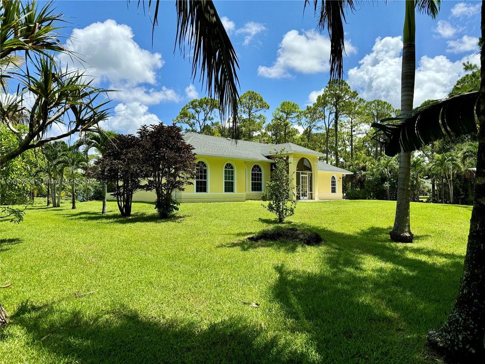 For Sale: $725,000 (4 beds, 2 baths, 1963 Square Feet)