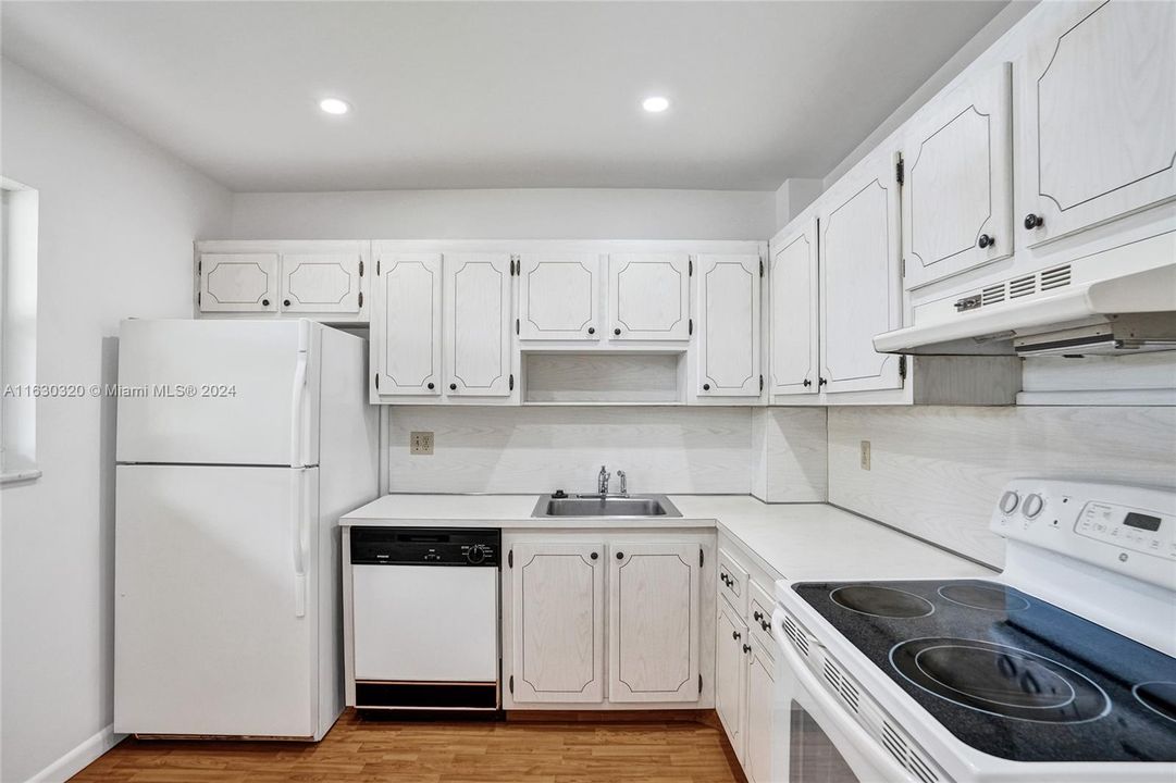 For Sale: $140,000 (2 beds, 2 baths, 920 Square Feet)