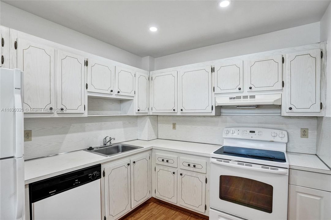 For Sale: $140,000 (2 beds, 2 baths, 920 Square Feet)