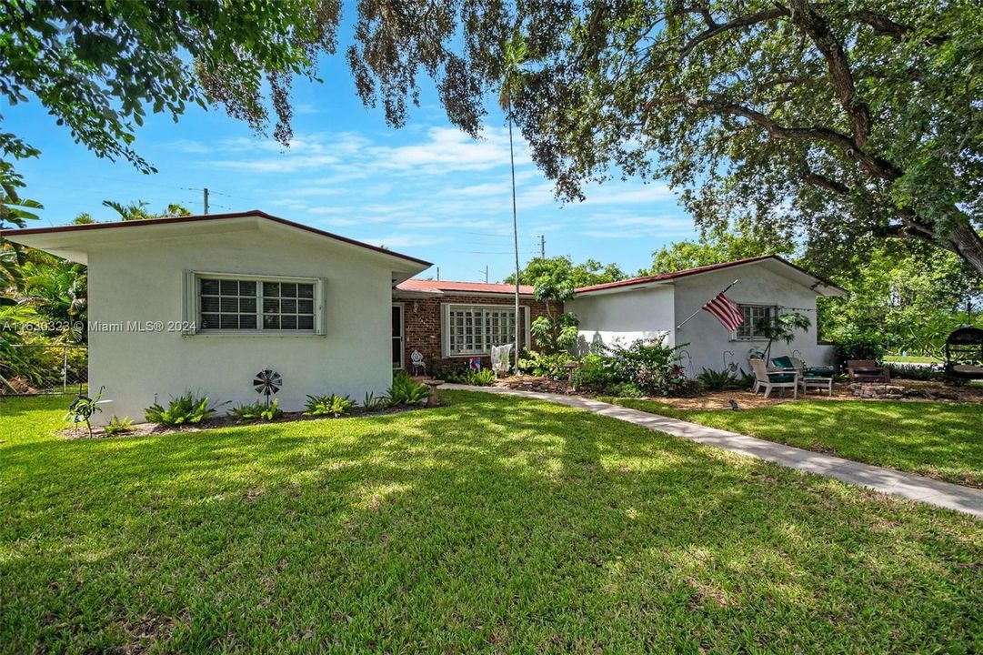 Active With Contract: $899,000 (3 beds, 2 baths, 2066 Square Feet)