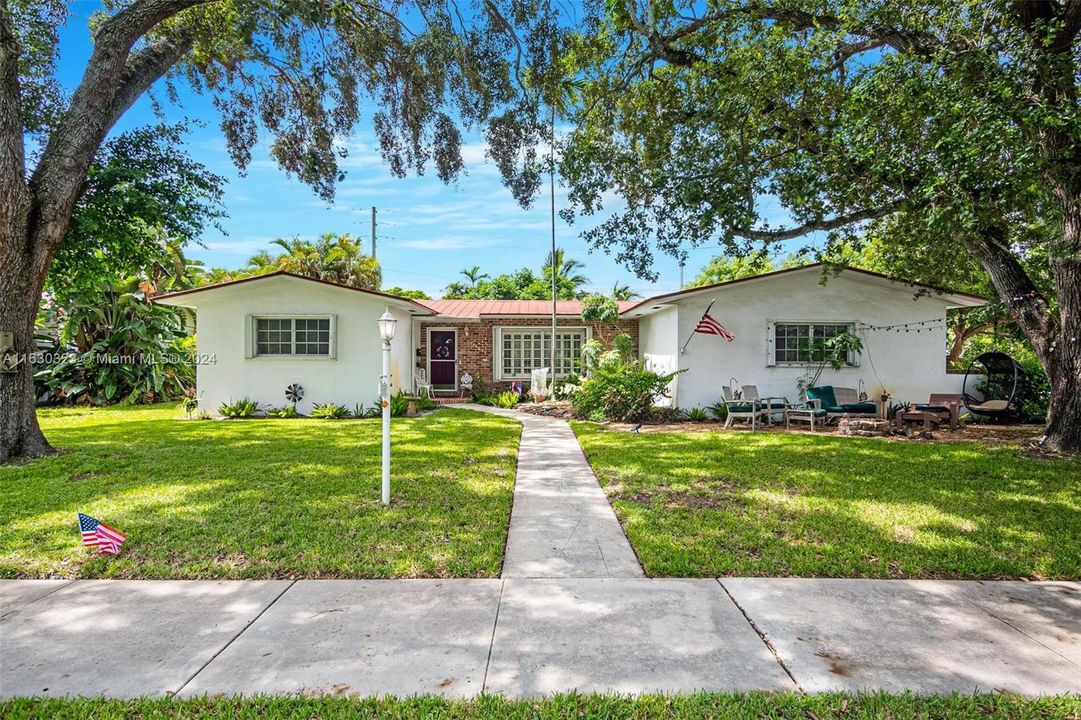 Active With Contract: $899,000 (3 beds, 2 baths, 2066 Square Feet)