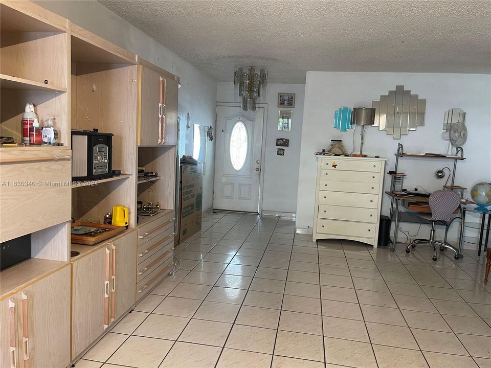 Active With Contract: $2,500 (3 beds, 2 baths, 1380 Square Feet)