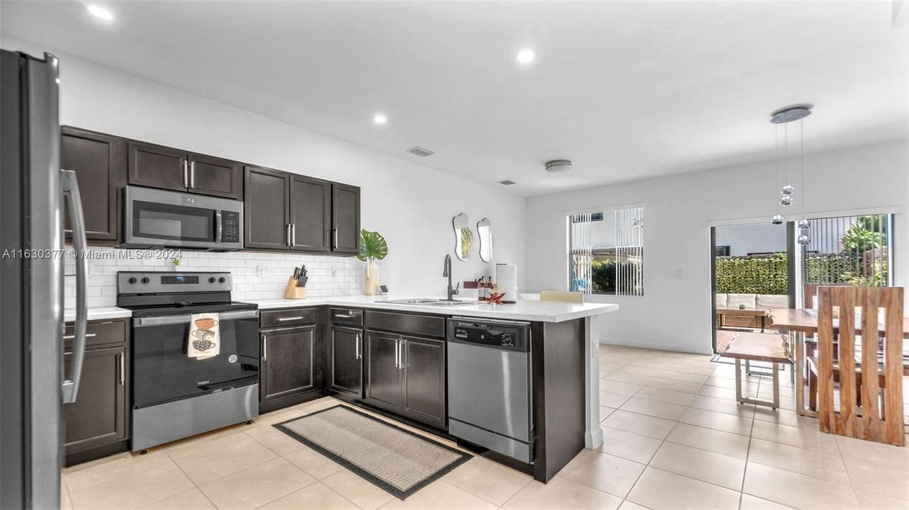 Active With Contract: $384,900 (2 beds, 2 baths, 1422 Square Feet)