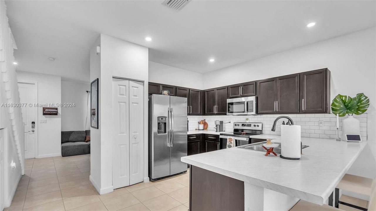 Active With Contract: $384,900 (2 beds, 2 baths, 1422 Square Feet)