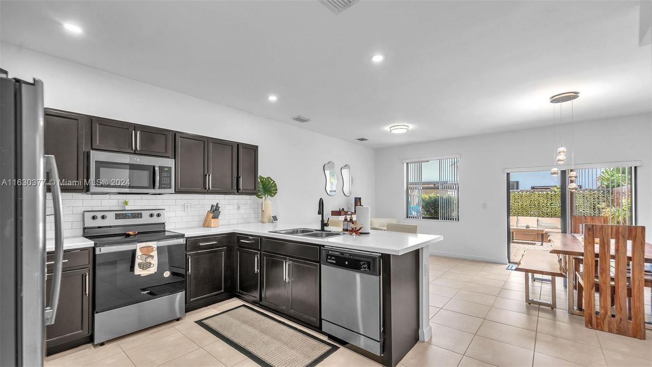 Active With Contract: $384,900 (2 beds, 2 baths, 1422 Square Feet)